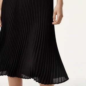 Aritzia Babaton Accordion Jude Skirt